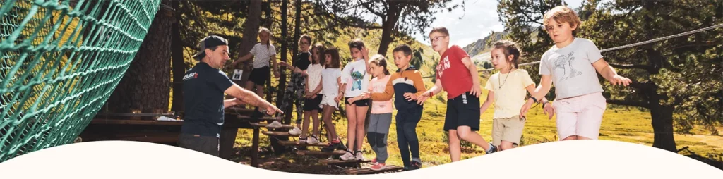 Enfants faisant un parcours aventure en plein air au Yéti Camp aux Arcs encadrés par un animateur"
